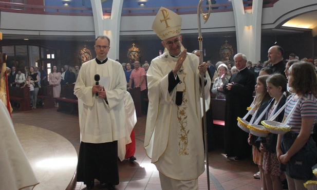 Tychy. Odpust w Parafii Miłosierdzia Bożego z udziałem abp. Adriana Galbasa