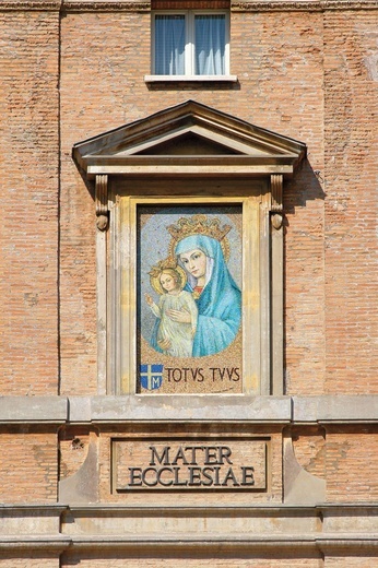 Mozaika na ścianie przy bazylice św. Piotra w Rzymie. 