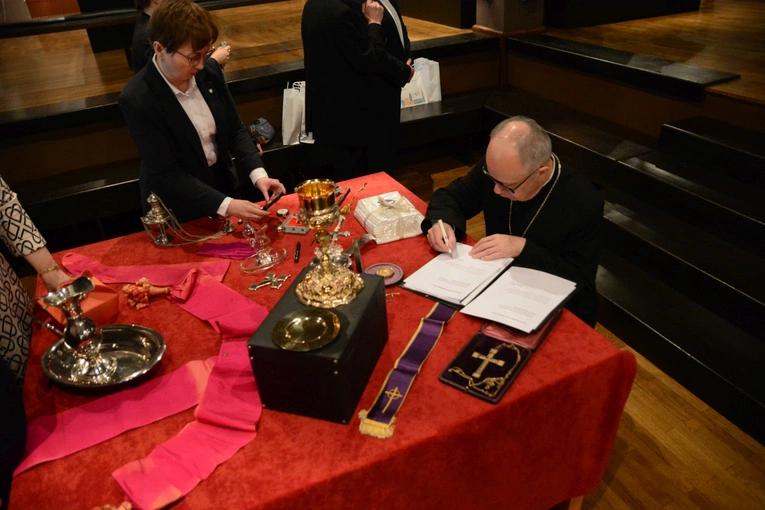 Przekazanie pamiątek po bp. Józefie Nathanie