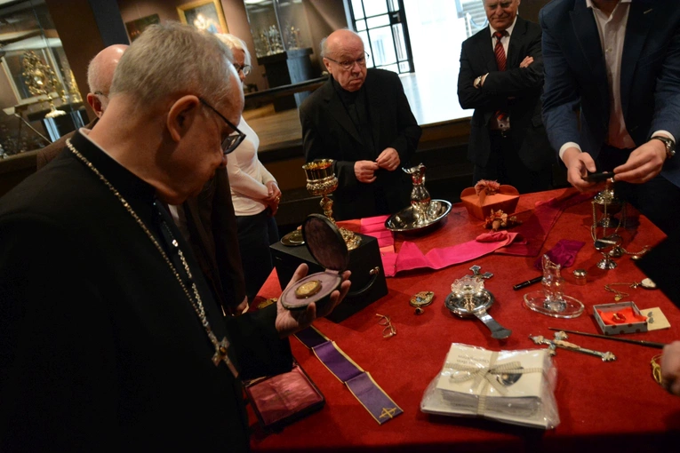 Przekazanie pamiątek po bp. Józefie Nathanie