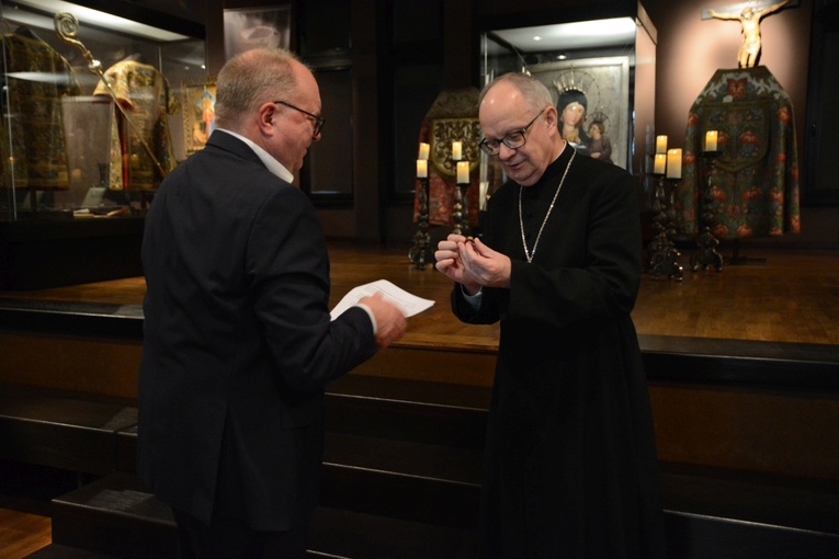 Przekazanie pamiątek po bp. Józefie Nathanie