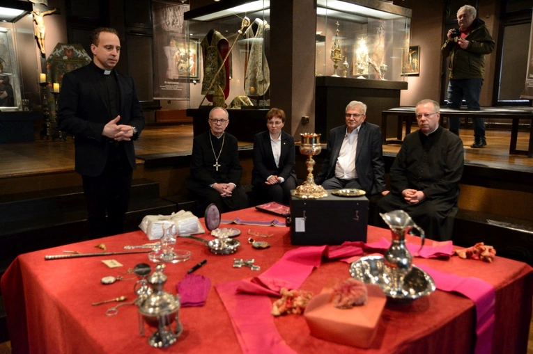 Przekazanie pamiątek po bp. Józefie Nathanie