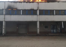 Katowice. Gaszenie pożaru hali z hulajnogami może potrwać nawet kilkanaście godzin