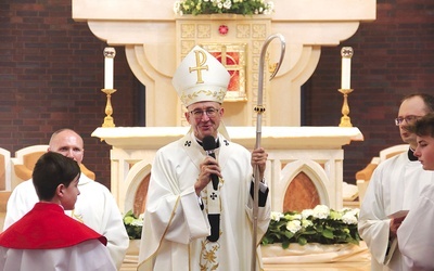 Na zakończenie uroczystości arcybiskup podziękował zgromadzonym za ciepłe przyjęcie we wspólnocie parafialnej.