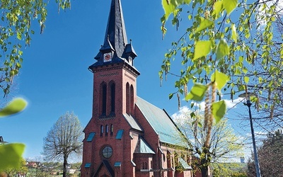 Kościół został wybudowany w stylu neogotyckim.