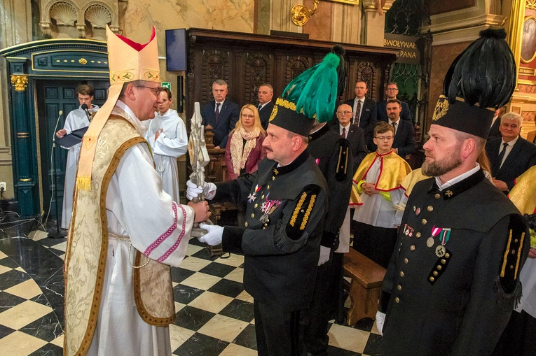 Przedstawiciele górniczej braci ofiarowali monstrancję z soli.