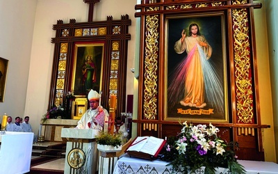 Uroczystej Mszy św., podczas której do parafii wprowadzono relikwie papieża Polaka, przewodniczył bp Wojciech Osial.