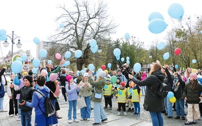 W niebo poszybowały balony.