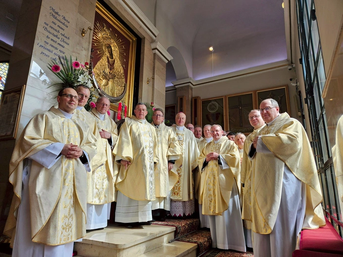 Biskup (szósty od lewej) z uczestnikami nauk.