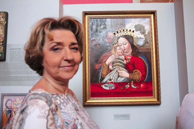 Małgorzata Rawska obok swojego dzieła.