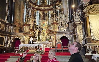 Po kościele obie panie oprowadzał proboszcz ks. Marcin Gęsikowski.