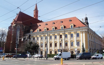 Dawny klasztor i kościół franciszkanów. Dzisiaj Instytut Filologii Polskiej UWr i katedra greckokatolicka.