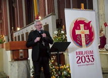 Legnicki biskup przedstawił grafikę ukazującą program Wielkiego Jubileuszu: z krzyżem, z którego wyrastają gałązki i kwiaty – znak zmartwychwstania, ze zdrojami wody i ogniem oraz napisem: „Ite” (Idźcie).