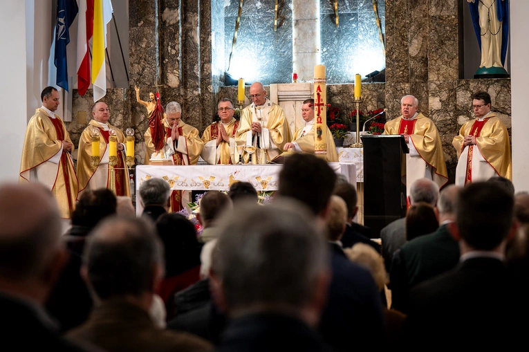 - Co by nam, współczesnym, powiedziały dzisiaj ofiary Katynia? Co by nam powiedzieli tragicznie zmarli pod Smoleńskiem? Czy nie przypominaliby o pilnej potrzebie wychowywania nowego pokolenia - pytał podczas homilii abp Galbas.