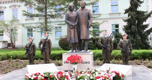 Delegacje złożyły kwiaty pod pomnikiem Lecha i Marii Kaczyńskich.