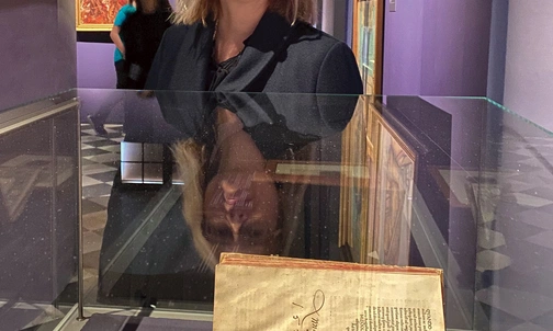 Po wystawie oprowadza nas kuratorka Agnieszka Janczyk.