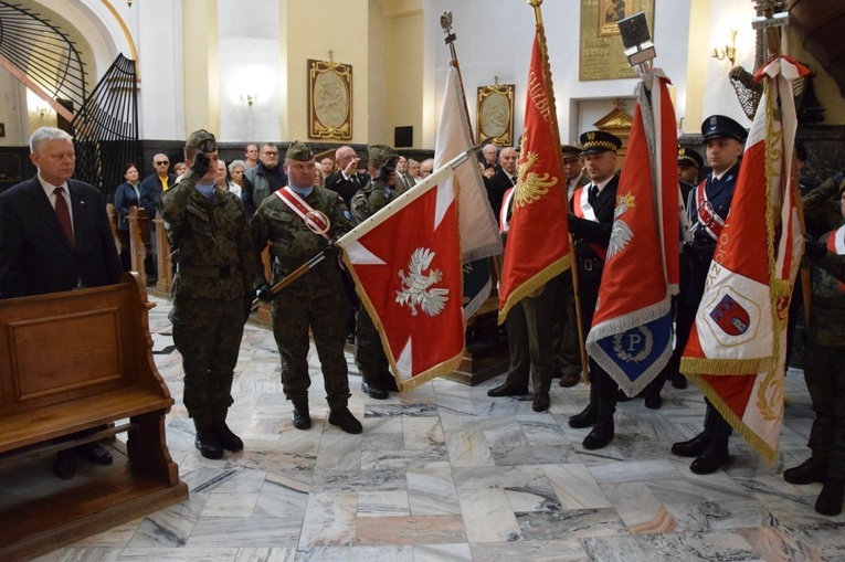 Uczestnicy obchodów rocznicy zbrodni katyńskiej.