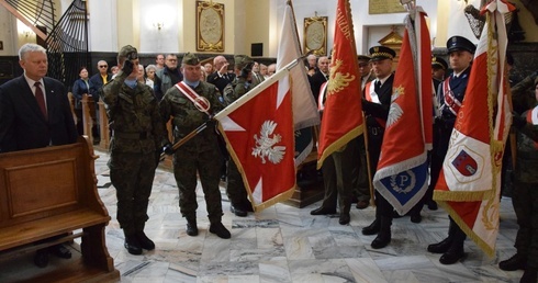 Uczestnicy obchodów rocznicy zbrodni katyńskiej.