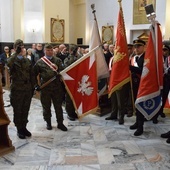 Uczestnicy obchodów rocznicy zbrodni katyńskiej.