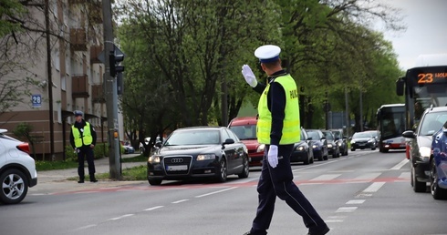 Policjanci kierowali ruchem drogowym.