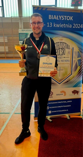 Piłkarze kapłani z AG na XVIII Mistrzostwach Polski księży w futsalu