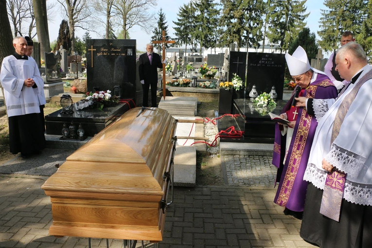 Wyszogród. Pogrzeb ks. kan. Zenona Glicnera (1939-2024)