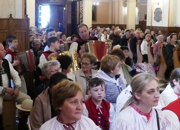 Margaretki i róże, z kapłanami u św. Jana Kantego w Kętach