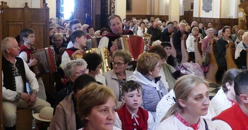 Margaretki i róże, z kapłanami u św. Jana Kantego w Kętach