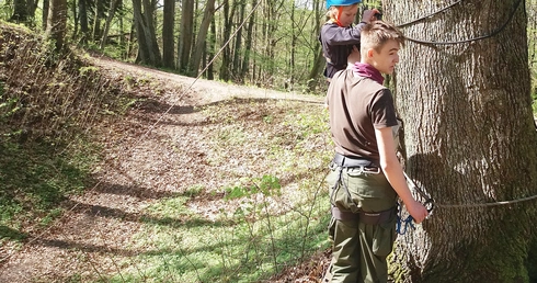 Chodzą po linach i z nich zjeżdżają