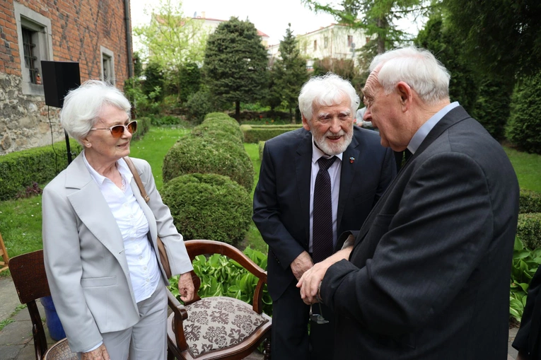 Prace prof. Wincentego Kućmy na wystawie w Sandomierzu