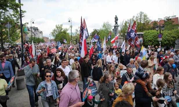 „Niech żyje Polska!” - ulicami Warszawy przeszedł Narodowy Marsz Życia 