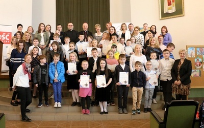 Laureaci z bp. Markiem Solarczykiem, organizatorami i opiekunami.