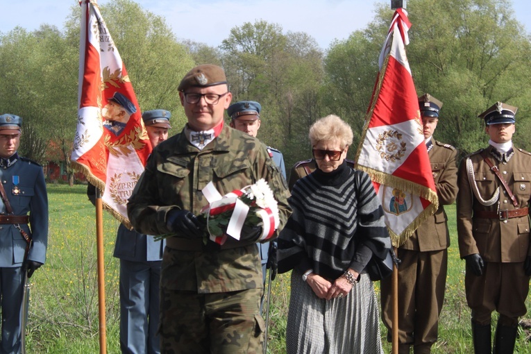 Żołnierze, przedstawiciele środowisk patriotycznych i rodziny poległych złożyli kwiaty w miejscu pamięci.