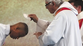 Ponad 5 tys. Francuzów w wieku 11–17 lat przyjęło chrzest w Kościele katolickim w tegoroczną Wielkanoc.
