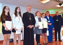 Laureatki tegorocznej edycji z biskupem gliwickim i organizatorami wydarzenia. 