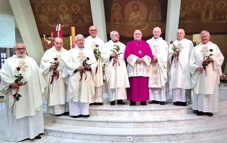 Jubilat – z bp. Piotrem Gregerem (z prawej) i kolegami rocznikowymi.