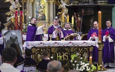 Bp Roman Pindel przewodniczył liturgii żałobnej.