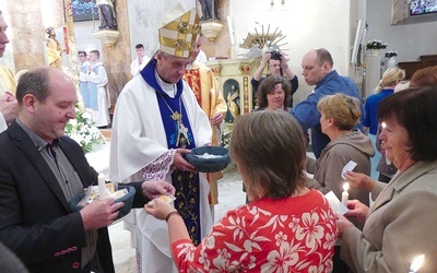 Biskup przyjął deklaracje tych, którzy będą się modlić za nienarodzone dzieci zagrożone aborcją. 