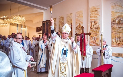 Uroczystość była okazją, by podziękować za osobiste i wspólnotowe cuda, których doświadczyli pielgrzymi.