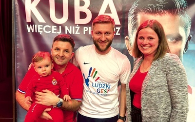 W swojej pracy łączy zamiłowanie do sportu i książki, a pomagają mu w tym najlepsi, m.in. znani piłkarze. – Jestem z niego bardzo dumna – mówi żona Pawła, a na zdjęciu towarzyszy im także córka Joanna.