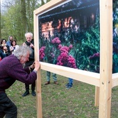 Podczas wernisażu artysta podpisywał fotografie.