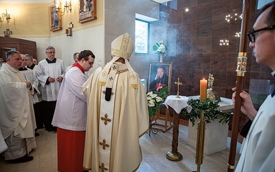 Ołtarz z relikwiami bł. Stefana Wyszyńskiego stanie w lewej nawie świątyni.