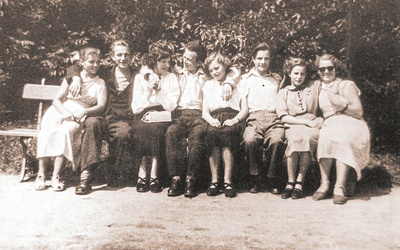 Młodzież, która przeżyła wojnę i wróciła na Marymont, rok 1954. Roma – pierwsza z prawej.