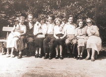 Młodzież, która przeżyła wojnę i wróciła na Marymont, rok 1954. Roma – pierwsza z prawej.