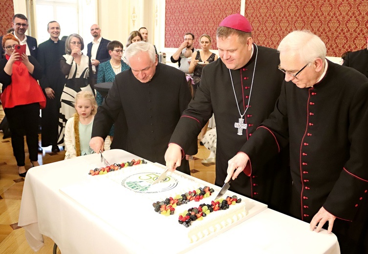 Przez pół wieku blisko 450 tysięcy osób przeszło drogę formacji lub przynajmniej raz uczestniczyło w rekolekcjach wakacyjnych. Oczywiście podczas świętowania nie zabrakło tortu.