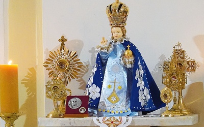 Najpierw, w czasie Mszy św., wraz z relikwiami znalazła się przy ołtarzu.