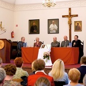 Paneliści zachęcali do łączenia modlitewnej lektury świętych ksiąg z poszerzaniem wiedzy  na ich temat.