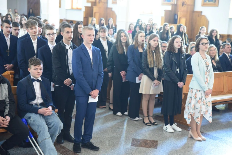 Bierzmowani w czasie Mszy św. w Mielcu-Rzochowie.