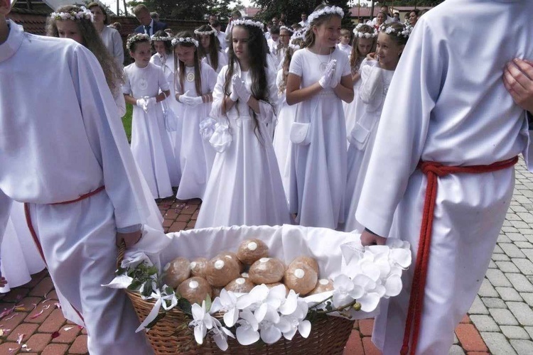 Efektem przygotowania do I Komunii św. ma być większy związek dzieci i rodziców z parafią.