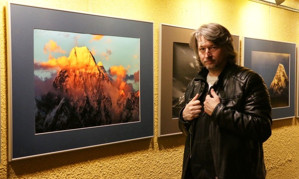 Grzegorz Surmacz prezentuje swoje prace w galerii na Poczekajce.
